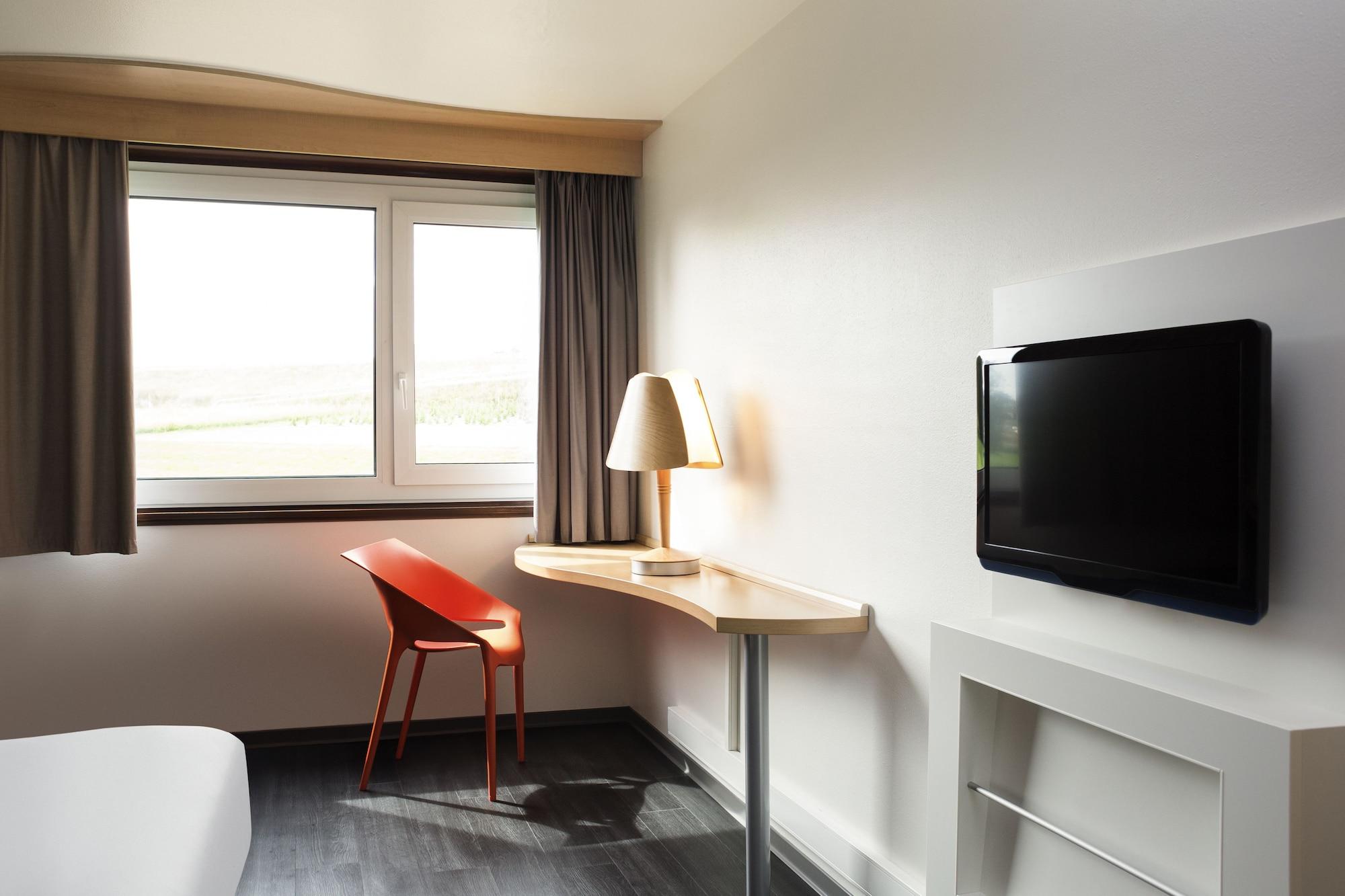 Ibis 3 Lacs Neuchatel Thielle Bagian luar foto