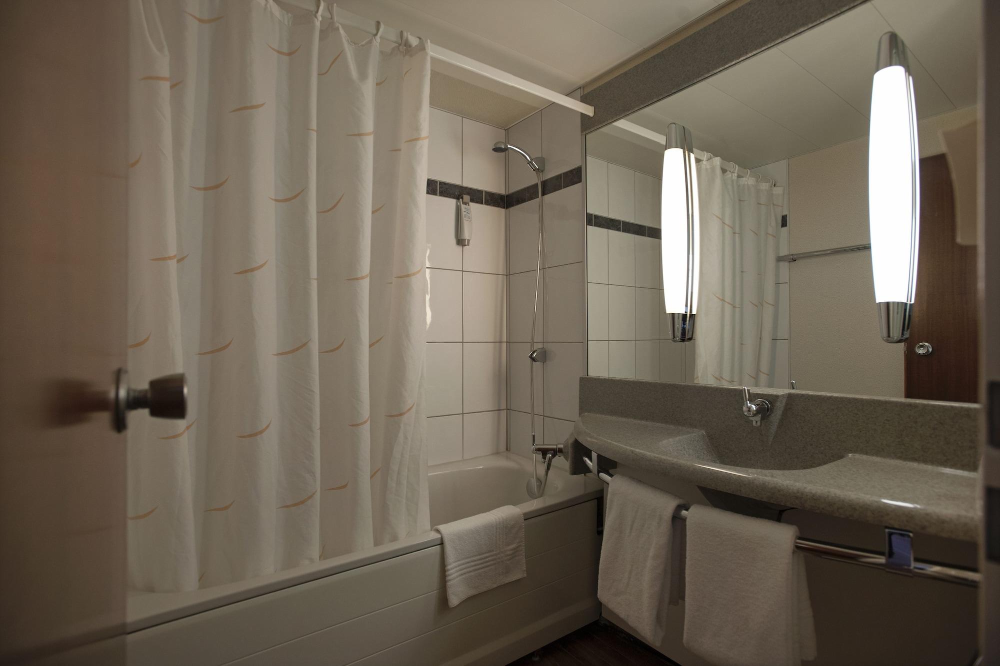 Ibis 3 Lacs Neuchatel Thielle Bagian luar foto