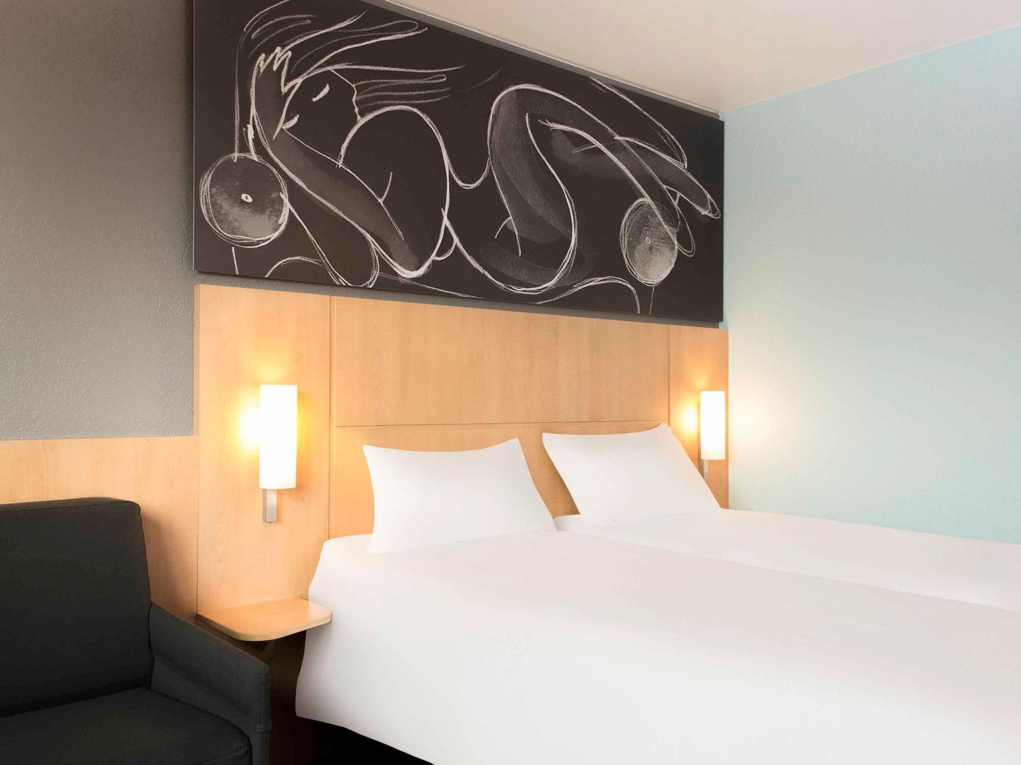 Ibis 3 Lacs Neuchatel Thielle Bagian luar foto