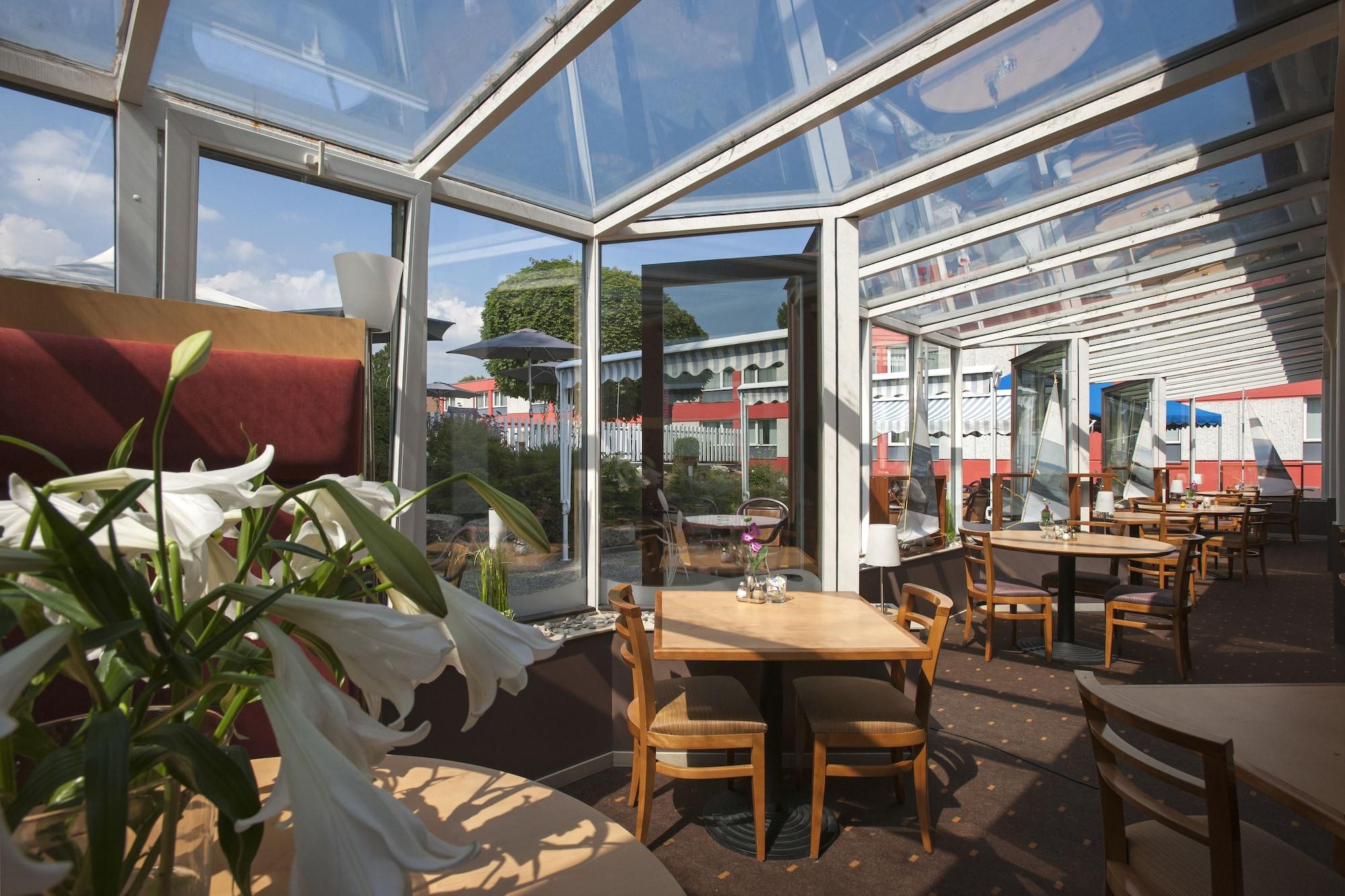 Ibis 3 Lacs Neuchatel Thielle Bagian luar foto